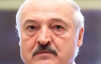 Лукашенко пожелал мирного неба украинцам