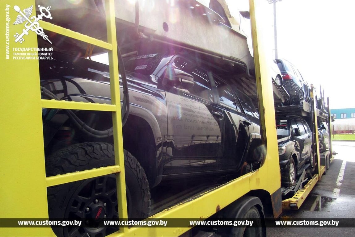 В Беларусь въезжали три автовоза б/у легковушек. Чем они привлекли внимание таможни?