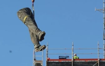 Снос памятника Советской армии возобновили в Болгарии