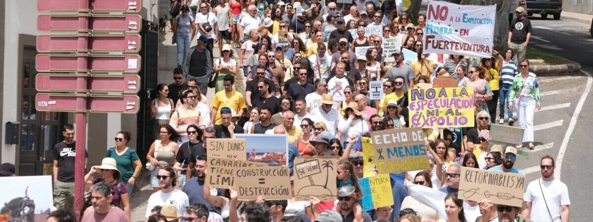 Жители Канарских островов вышли на протесты против туристов. Это почему? — Видео