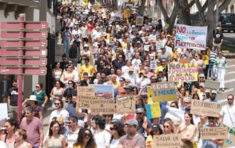 Жители Канарских островов вышли на протесты против туристов. Это почему? — Видео