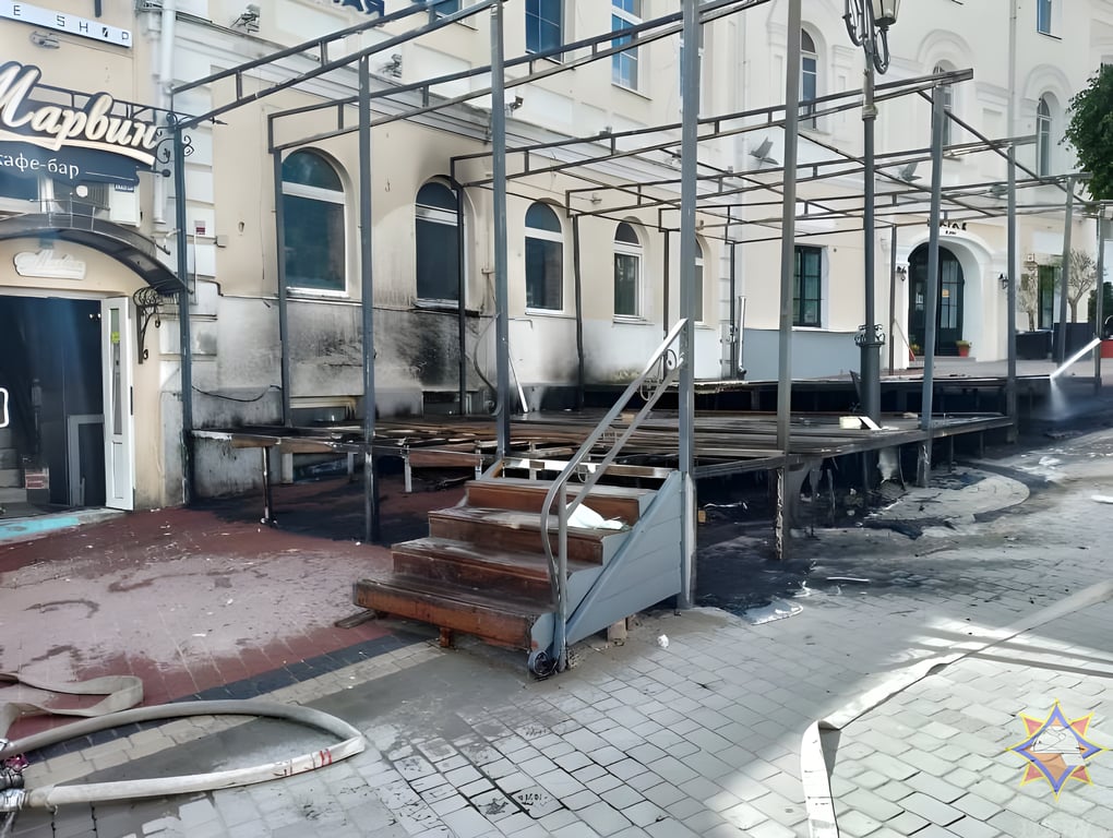 Напротив ратуши в Витебске сгорела веранда летнего кафе, стали известны подробности пожара. Фото МЧС