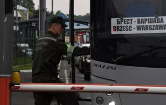 Новый рекорд: в Бресте в очереди на выезд из Беларуси скопилось 90 автобусов