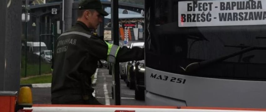 Новый рекорд: в Бресте в очереди на выезд из Беларуси скопилось 90 автобусов