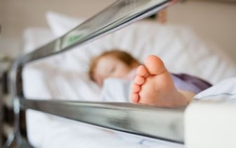 Пятилетний мальчик вместо компота выпил очиститель двигателя - он в реанимации