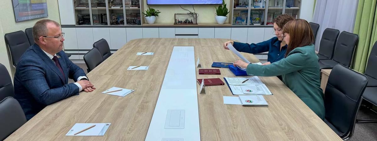 Еще 2 претендента в президенты Беларуси принесли свои документы в ЦИК