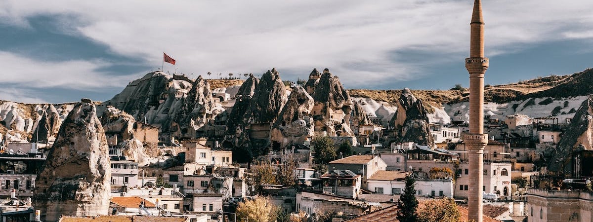Могилевчанин сорвал со здания госфлаг и спрятал в ковре, против мужчины завели уголовное дело
