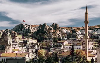 Могилевчанин сорвал со здания госфлаг и спрятал в ковре, против мужчины завели уголовное дело