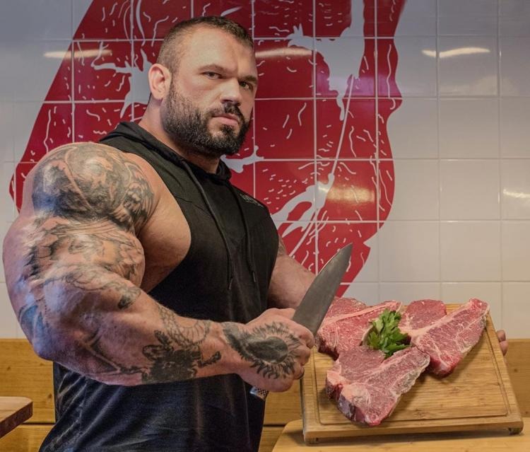 Белорусский бодибилдер умер в 36 лет. Он ел 7 раз в день на 16,5 тысяч калорий