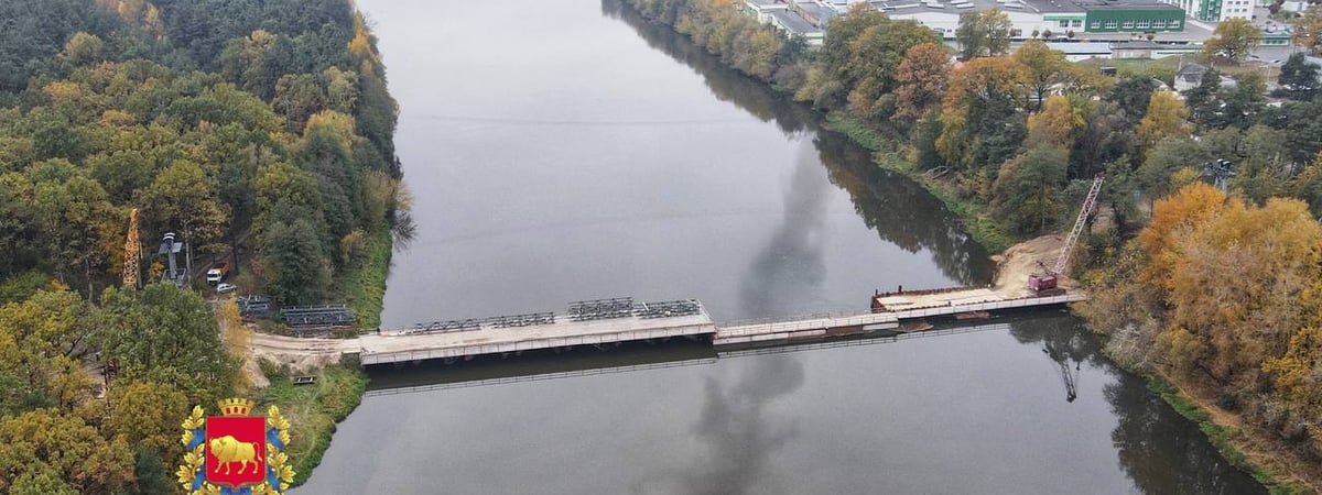 В Мостах продолжается реконструкция самого длинного подвесного моста в Беларуси