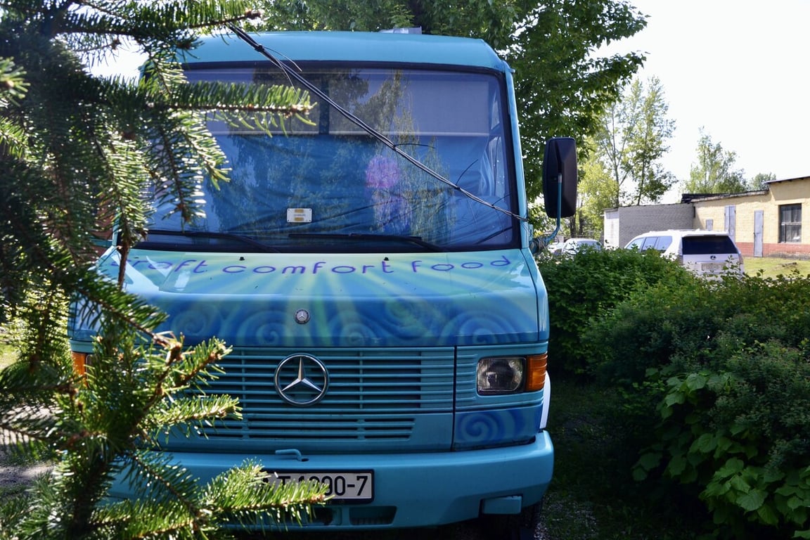 Пара из Бреста сделала крутой фуд-трак из старого Mercedes-Benz 609
