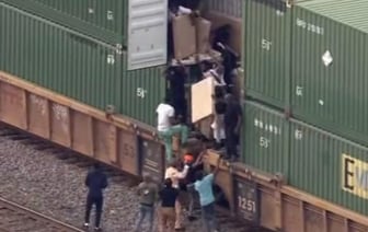 В Чикаго разграбили грузовой поезд прямо посреди дня