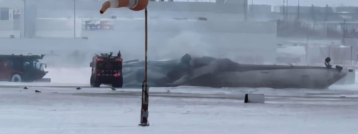 В Канаде при посадке перевернулся самолет, на борту которого было 80 человек — Видео