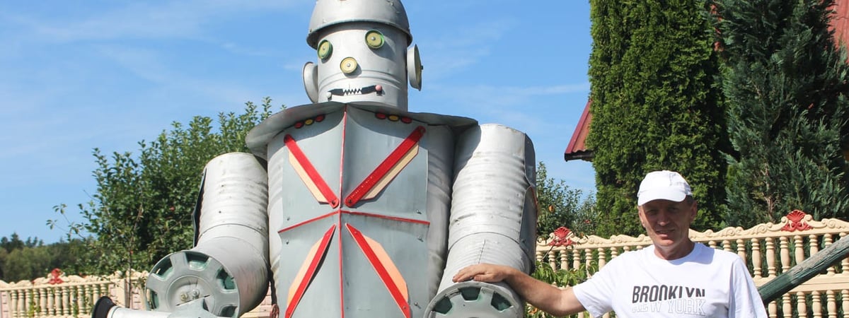 Терминатор во дворе и Баба Яга в огороде — как гродненец превращает хлам в необычные арт-объекты