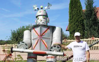 Терминатор во дворе и Баба Яга в огороде — как гродненец превращает хлам в необычные арт-объекты