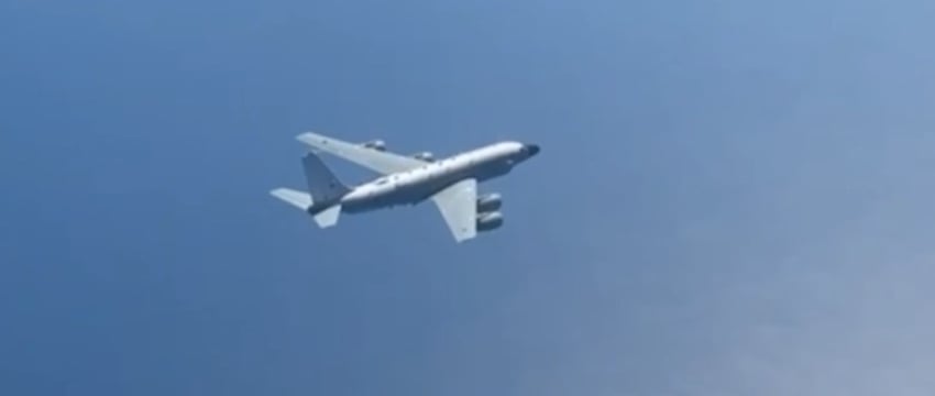 Российский Су-27 встретил три британских самолета над Черным морем