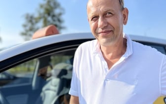«Мне 10 рублей хватает на 400 километров». Как таксист пересел на электричку и что это поменяло