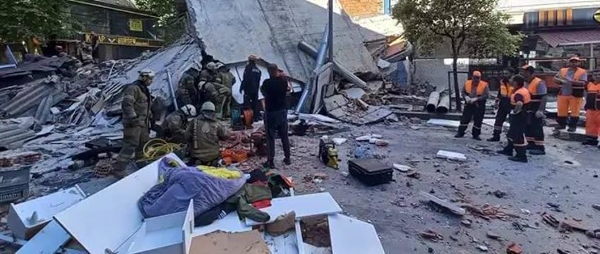 Обрушение дома в Стамбуле: погибший и пострадавшие