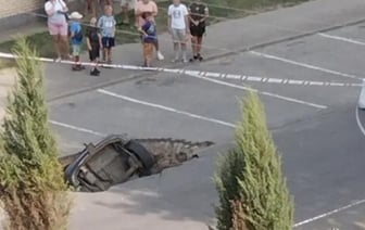 Renault провалился под землю в Бобруйске