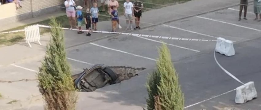 Renault провалился под землю в Бобруйске