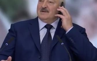 Александр Лукашенко показал свой мобильный телефон