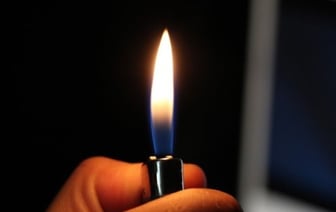 Посетитель ресторана подпалил другому мужчине волосы — ему не понравилось, как тот одет. Случай в Беларуси