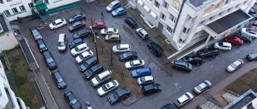 Сколько машин может парковать одна семья во дворе многоэтажки?