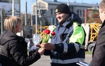 В Бресте сотрудники ГАИ поздравили женщин-водителей с 8 марта