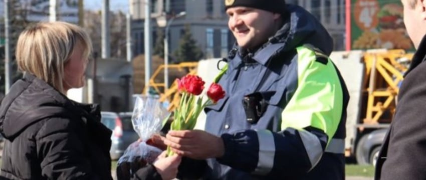 В Бресте сотрудники ГАИ поздравили женщин-водителей с 8 марта