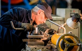 Лукашенко отменил ограничение по пенсиям работающих белорусов и снизил требование по страховому стажу для других — Официально