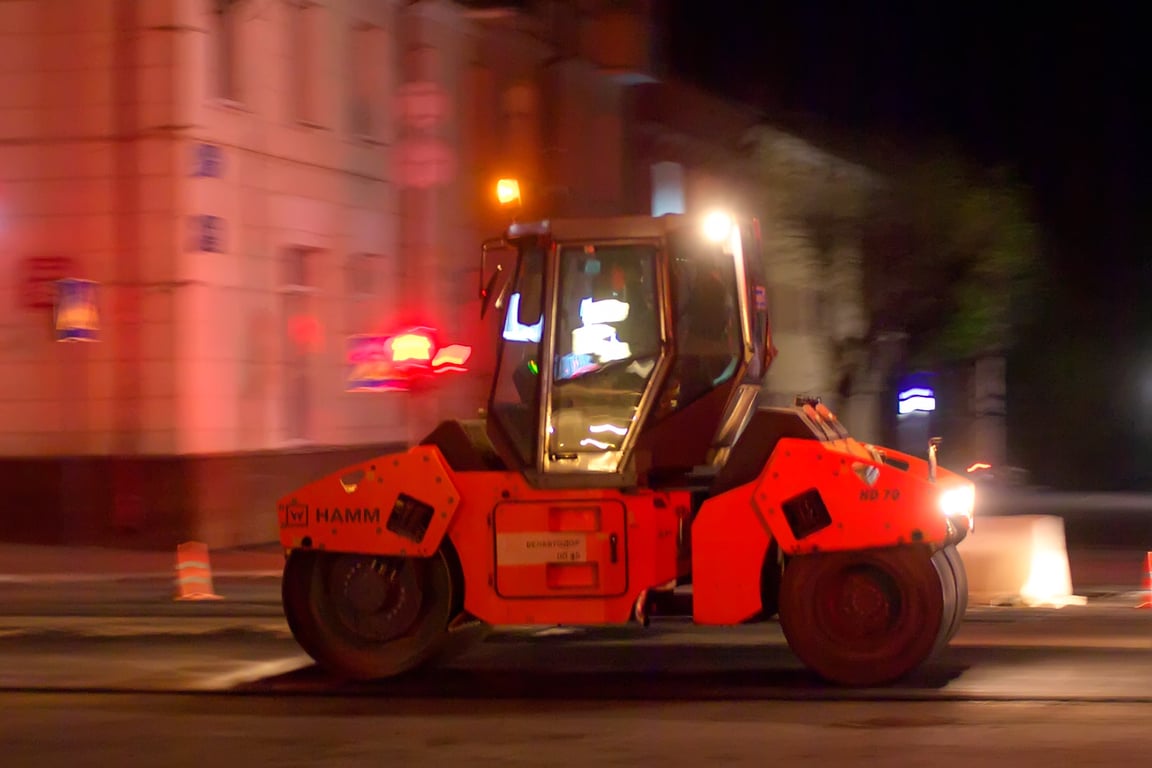Каток утрамбовывает свежий асфальт. Ночные работы по замене асфальтобетонного покрытия на улице Ленина в Витебске. Фото Сергея Серебро