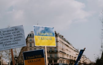 Париж ведет переговоры с Киевом о добыче полезных ископаемых для ВПК Франции