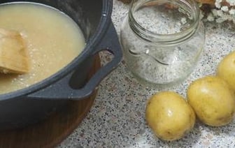 Белорусские школьницы приготовили варенье из картошки