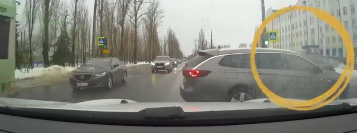 В Гомеле на видео попало, как Opel сбил трех пешеходов — Видео