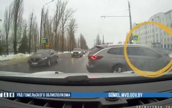 В Гомеле на видео попало, как Opel сбил трех пешеходов — Видео