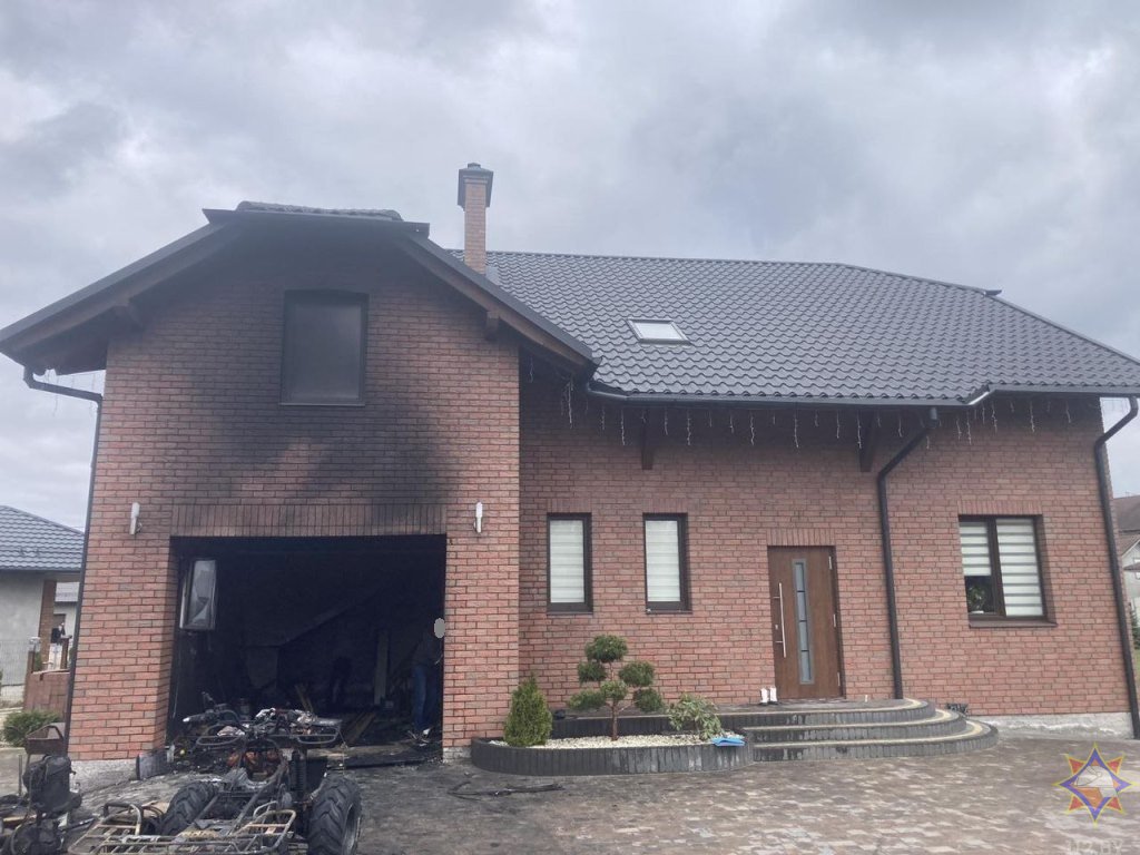 В Бресте в гараже дома загорелись электрический квадроцикл и детский электромобиль