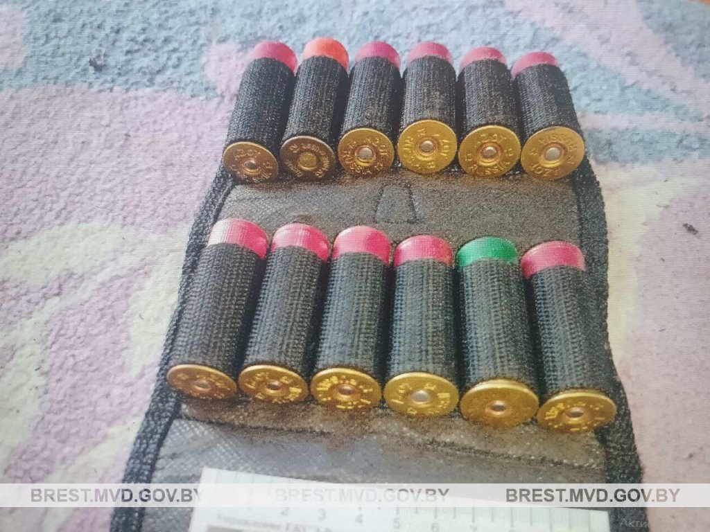 Житель Лунинца нашёл ружьё в лесу и принёс его домой