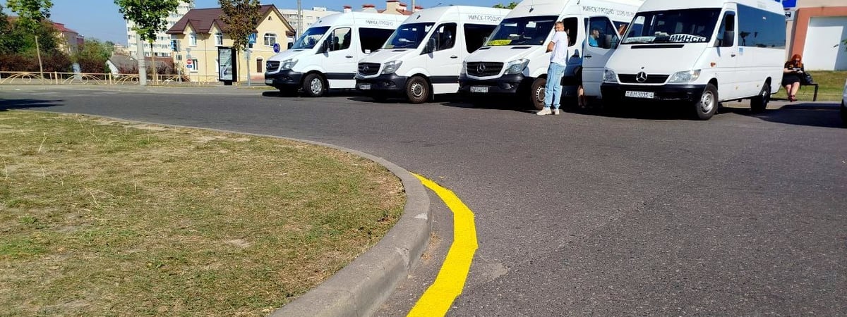 Фотофакт. В Гродно после конфликтов водителей на парковке нанесли разметку