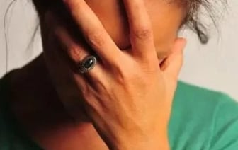 Приходит пьяный по ночам и стучит в дверь. В милиции рассказали, как можно повлиять на бывшего мужа