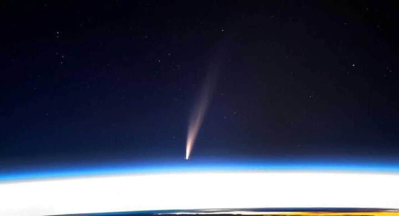 Комету видели с Международной космической станции в минувшие выходные. Фото: Дон Петтит, НАСА