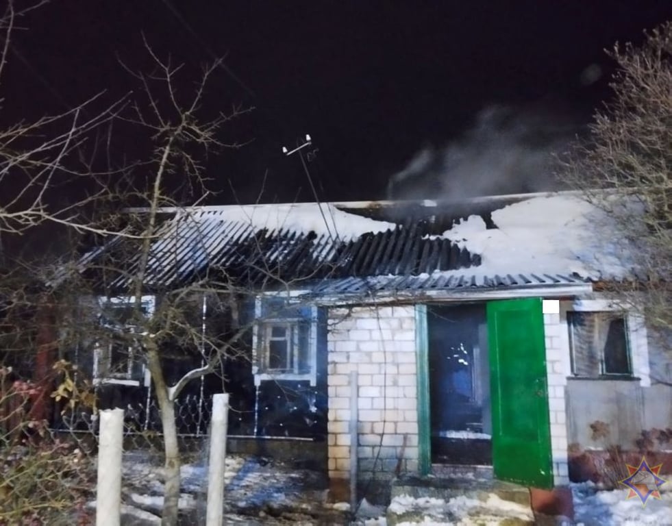 На пожаре в Барановичах мужчина спас соседку