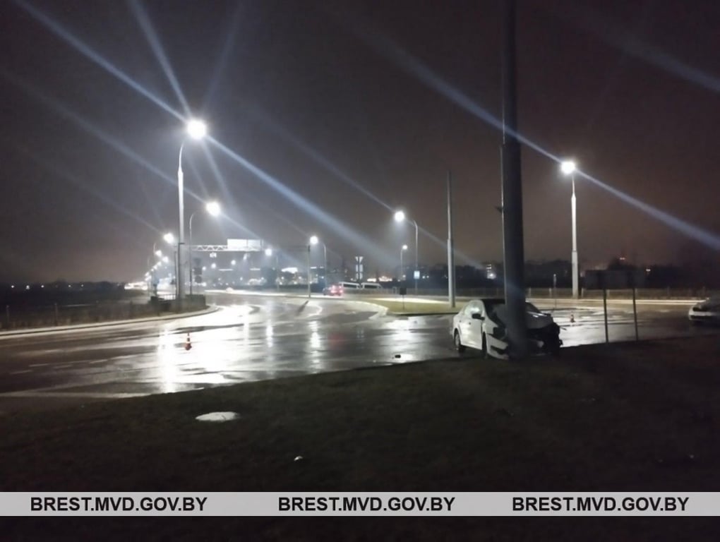 В Бресте на Варшавском шоссе водитель врезался в столб