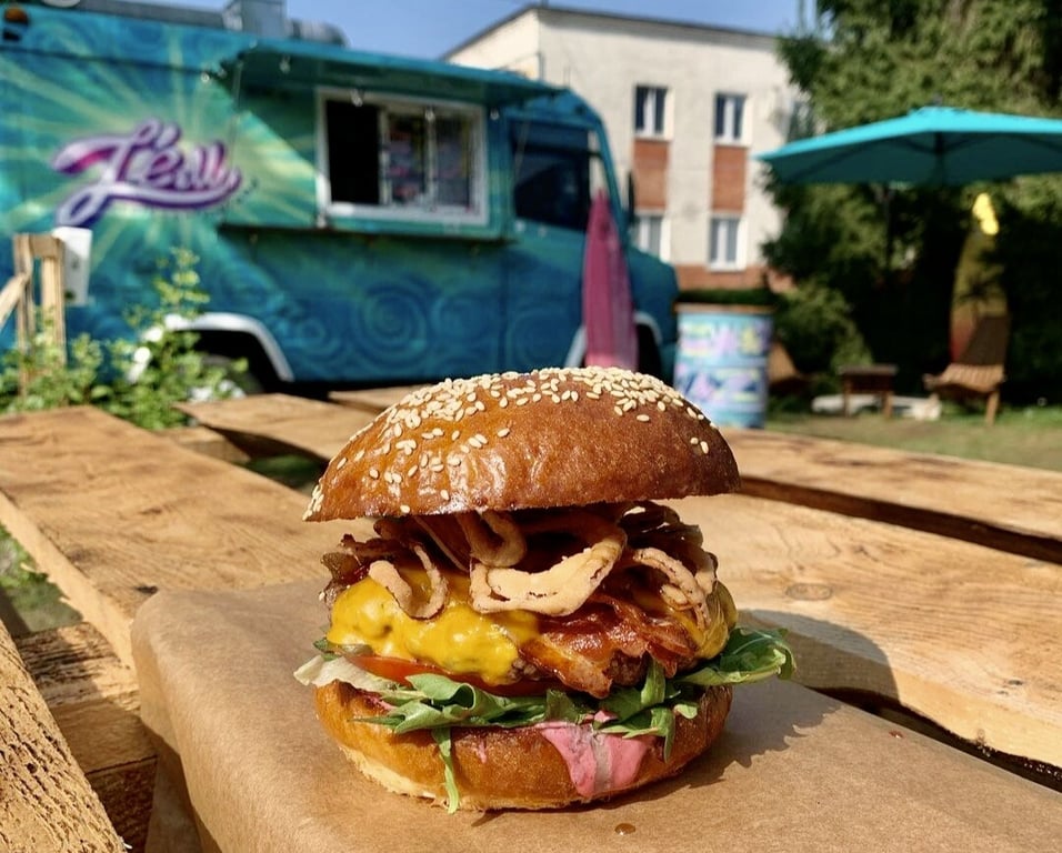 Пара из Бреста сделала крутой фуд-трак из старого Mercedes-Benz 609