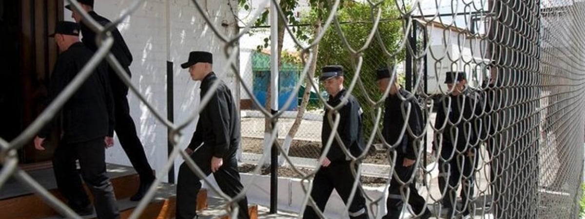 «Люди, с которыми я там был, просили это рассказать». Экс-политзаключенный о порядках и беспределе в колонии, которую называли элитной