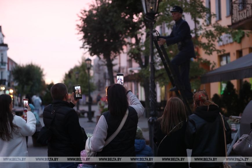 Фотофакт: в Бресте ежедневно собираются на зажжение фонарей на Советской