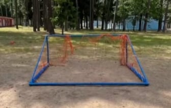 В Беларуси на ребенка упали футбольные ворота. Мать добилась компенсации в 25 000 рублей
