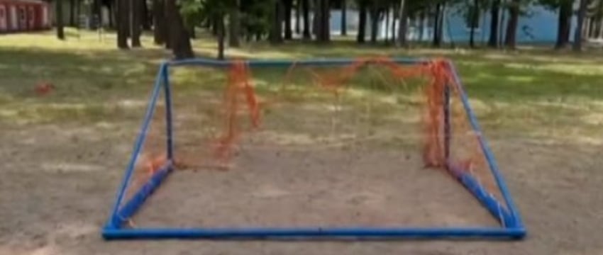 В Беларуси на ребенка упали футбольные ворота. Мать добилась компенсации в 25 000 рублей