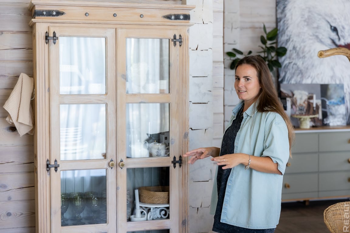 Молодая семья построила уютный дом из старого сруба. Побывали у них в гостях