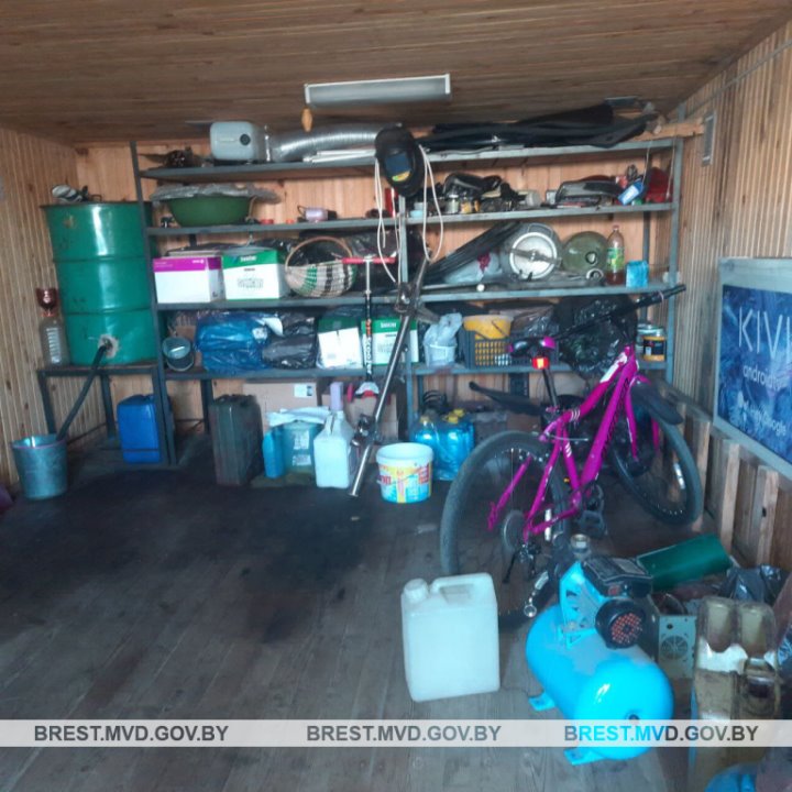 В Пинске в гараже у механика нашли 385 литров похищенного топлива