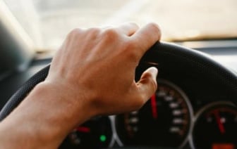 Белорус арендовал каршеринг на чужое имя, чтобы полечить зубы. Чем для него это обернулось?